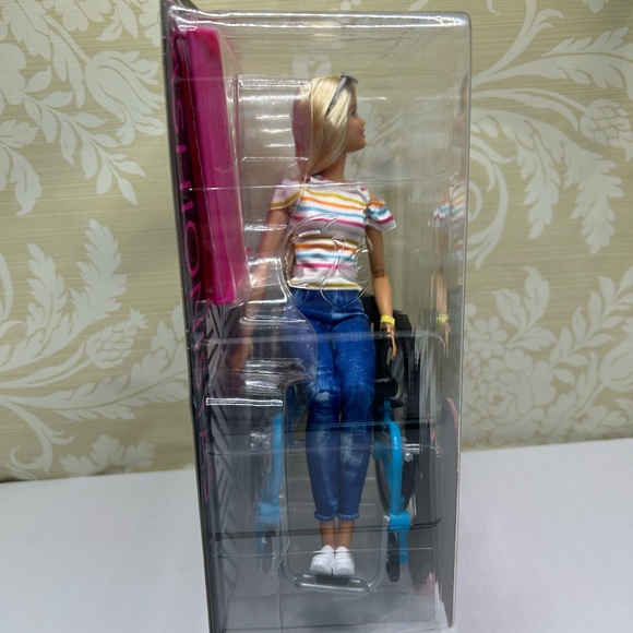 Barbie Fashionistas Doll #132 - Picture 4 of 5